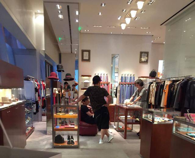 本来，王思聪这么随意在街头小店就餐的画面可是不少呢。