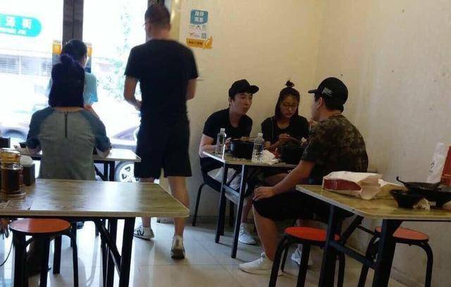 王思聪陪逛的时分大多是这个姿态吧。 逛街完毕后，王思聪一行没有去吃豪华品质大餐，而是在街边一个简陋的  ...